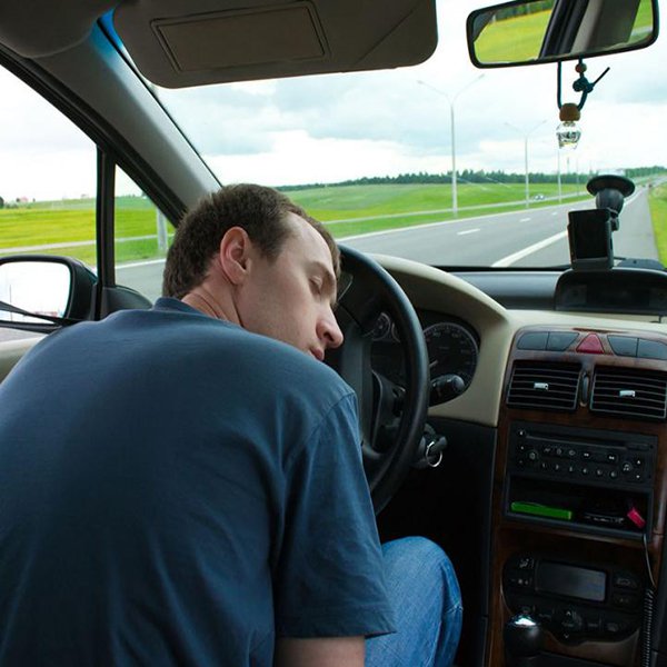8 mẹo nhỏ chấm dứt cơn buồn ngủ khi lái xe